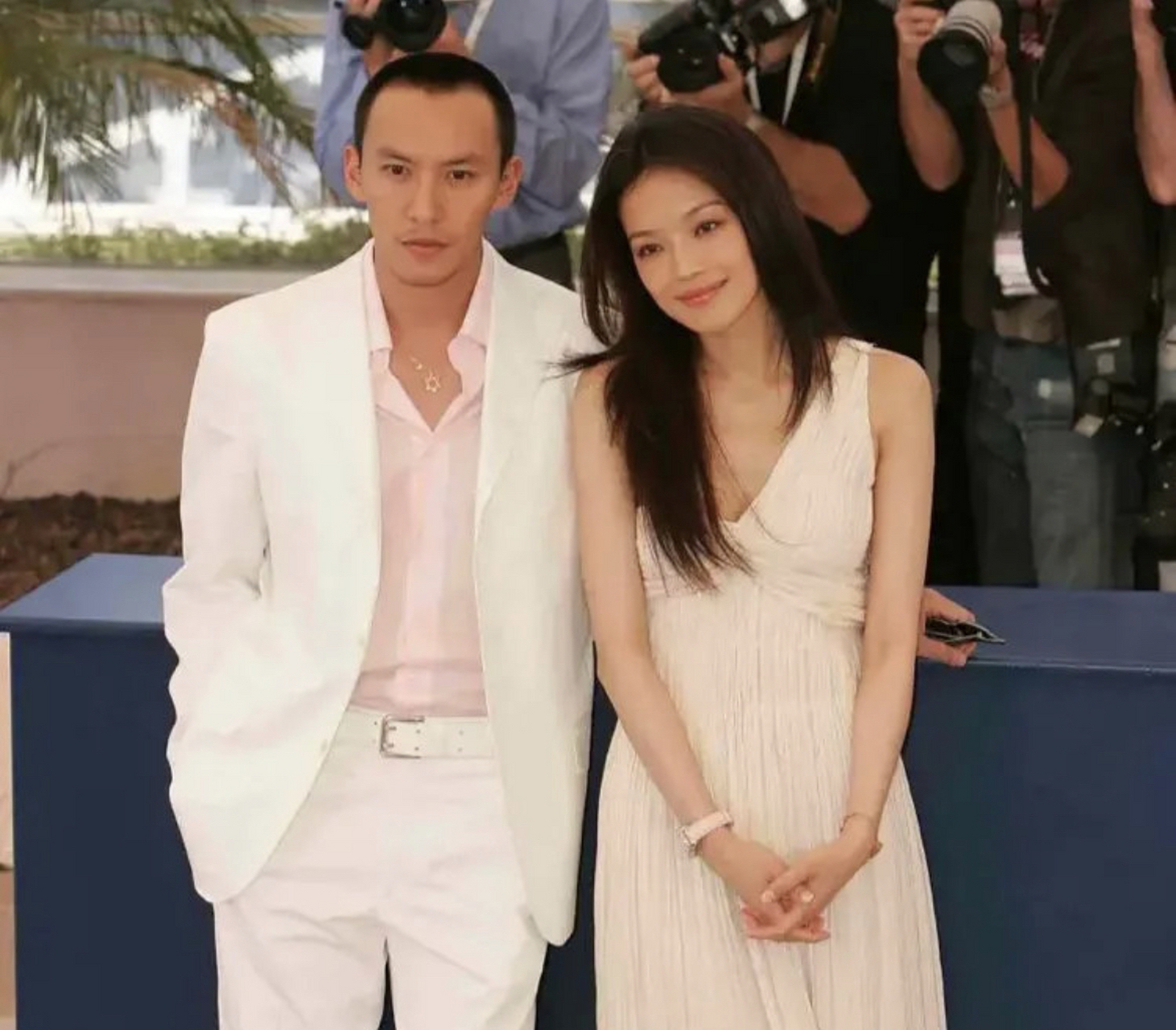 舒淇与张震因合作《最好的时光》定情,有次他们二人正在拍吻戏,导演