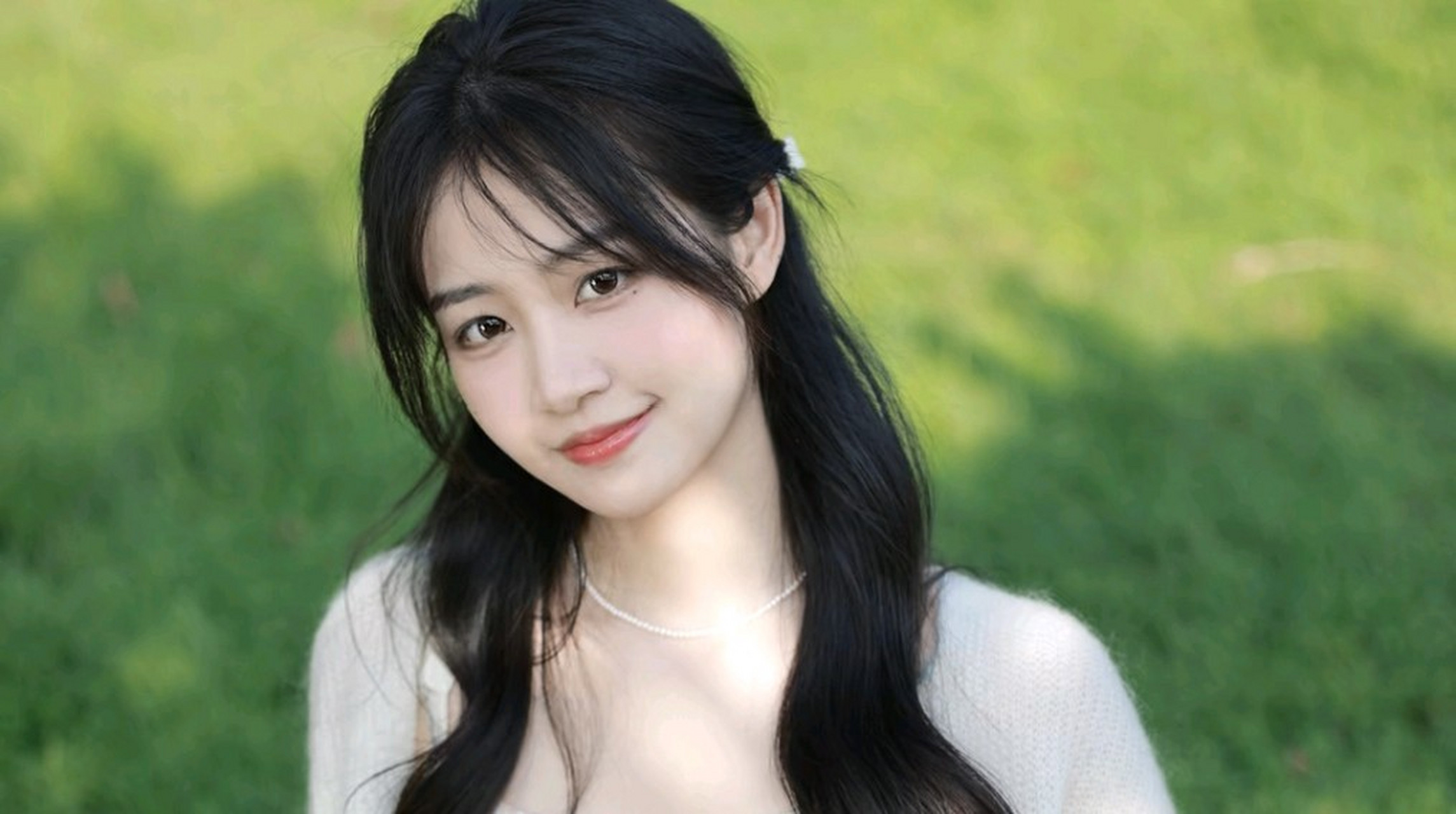 秋雨后吟  慕雪  云低数日阴,菊艳落秋深. 造物因何意,违时忽作霖.