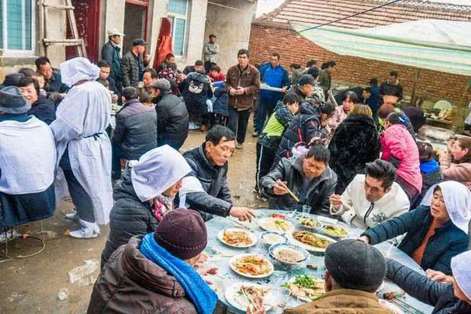 爷爷去世后,家里办白事酒席,共收礼合计128000元.