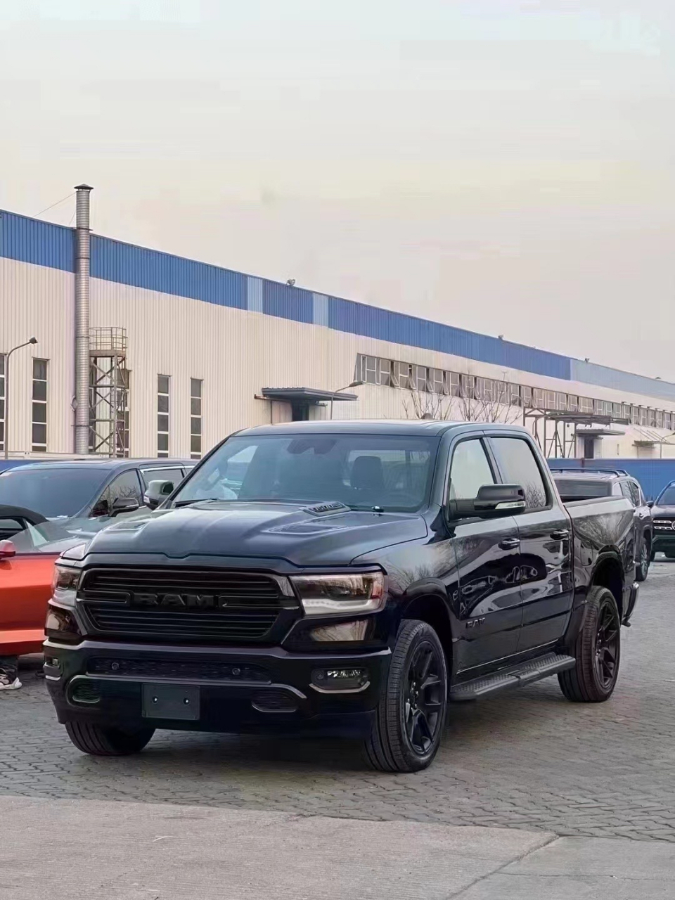 平行进口道奇公羊皮卡5.7排量黑武士