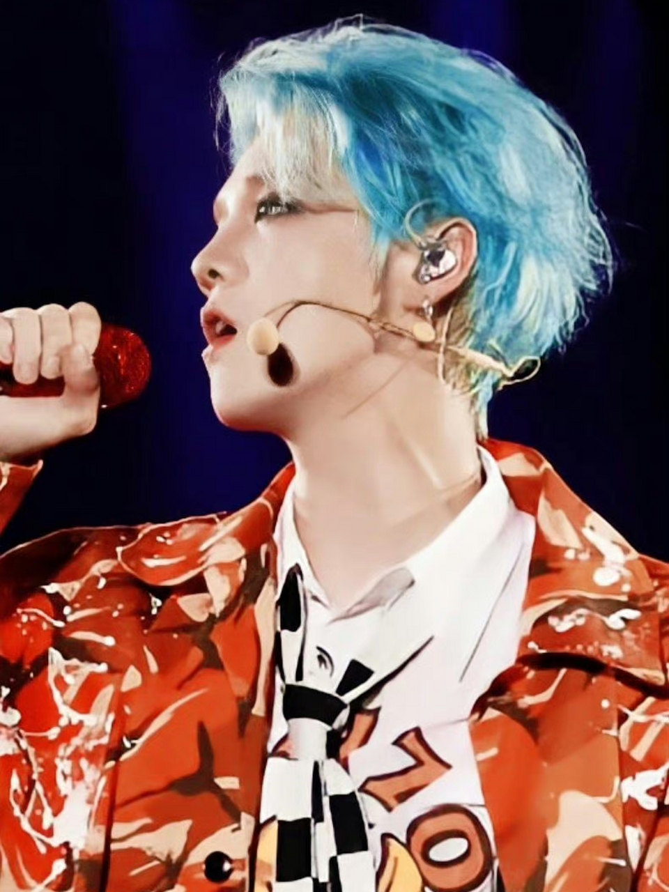 爱豆鹿晗回来了# 鹿晗广州演唱会今天蓝发,爱豆鹿晗回来了!美神降临!