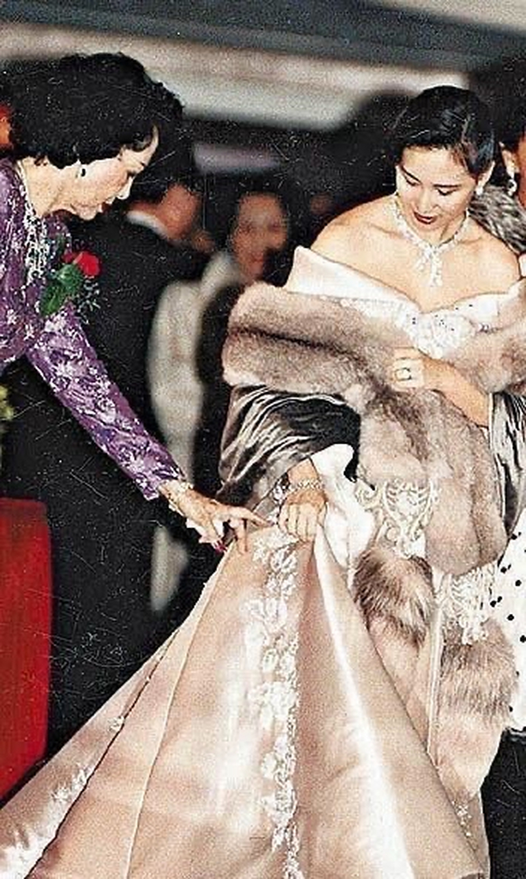 回顾一下何超琼的婚纱照,1991年的婚礼审美