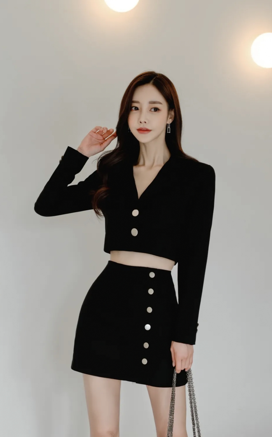 孙允珠时尚穿搭:黑色御姐风露脐短装裙穿搭,性感诱人