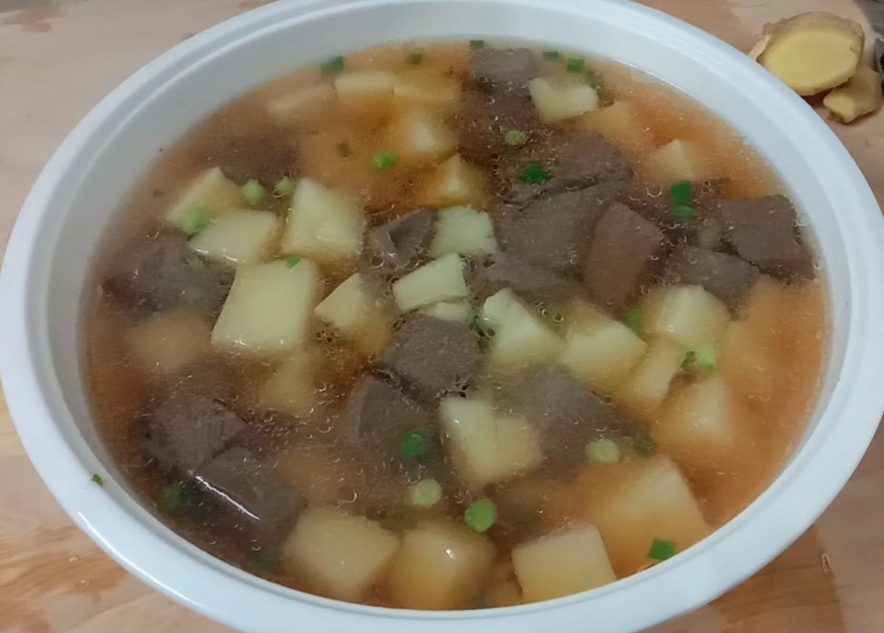 米豆腐煮猪血是湖南永州道县的特色美食,道县人早餐喜欢吃一碗米豆腐