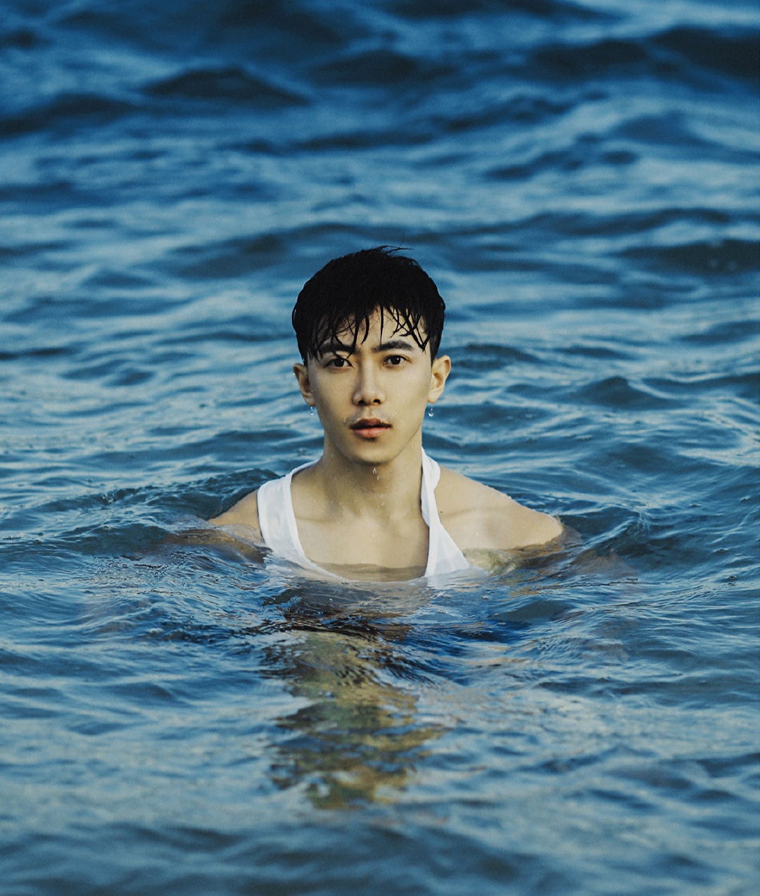 组图:在海边吹风,穿着白色背心的男生,五官清秀,英俊有气质!