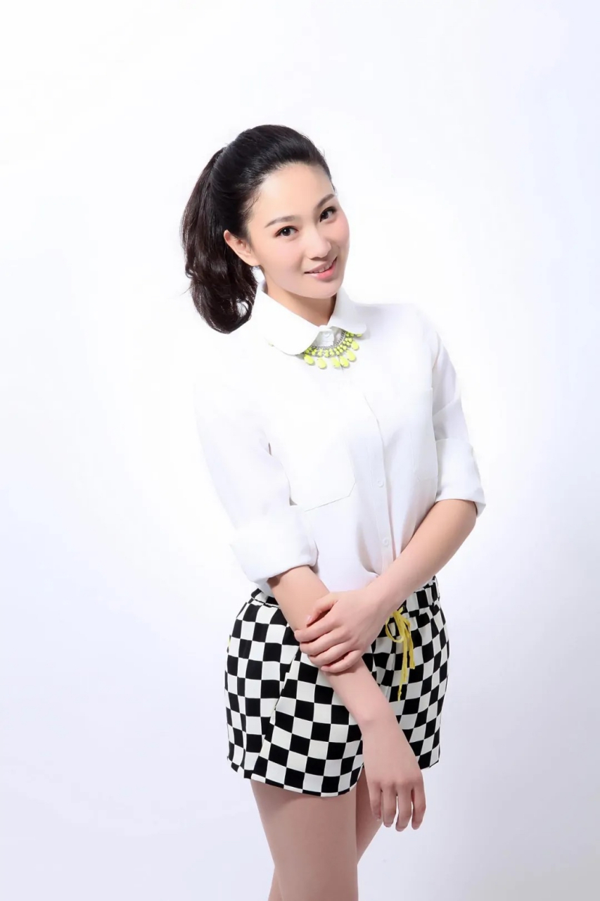 侯梦莎,1985年8月16日出生于辽宁省大连市,毕业于南京大学文学院,中国