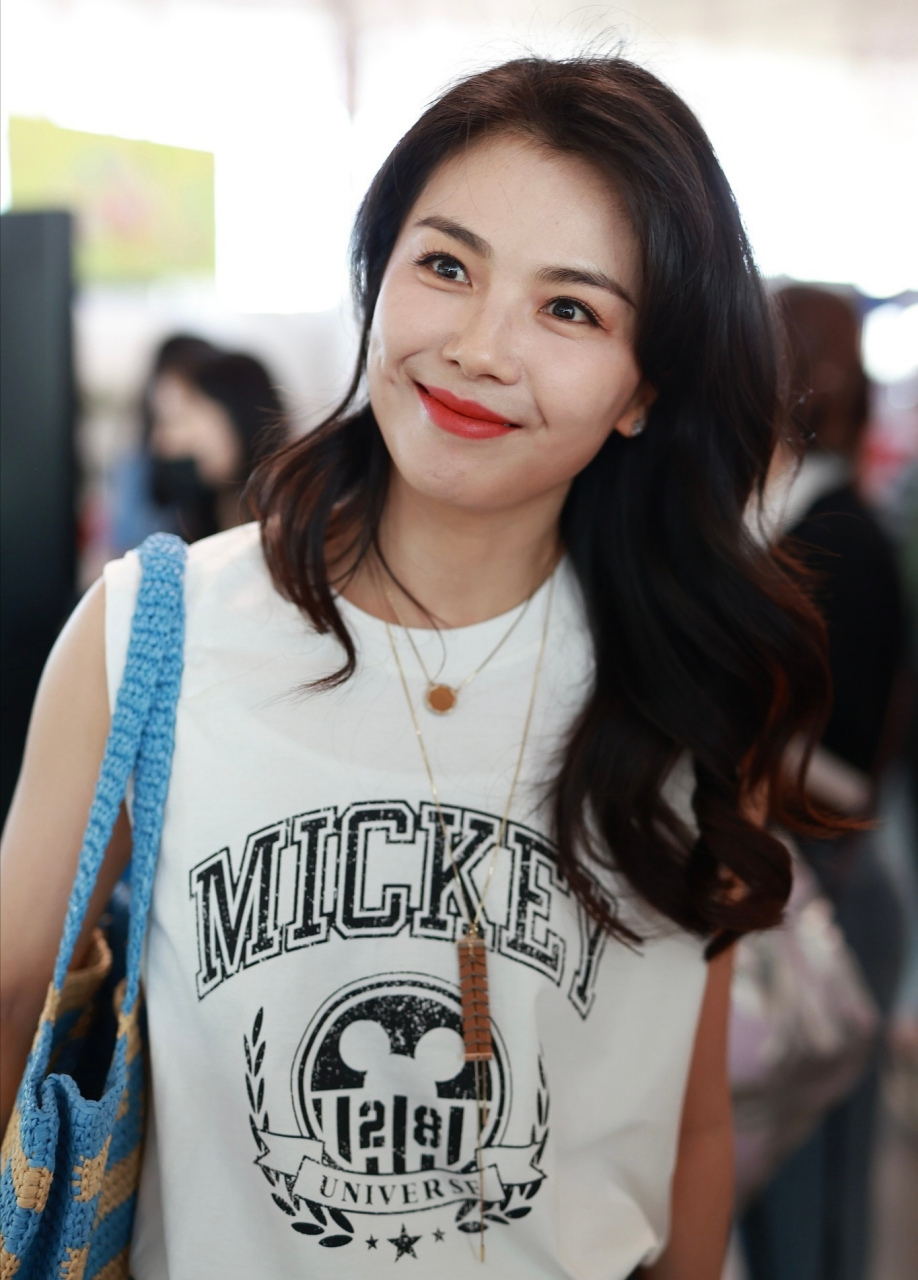 刘涛机场生图.很难想象这姐已经45岁了,怎么越老越美,越有韵味啊.