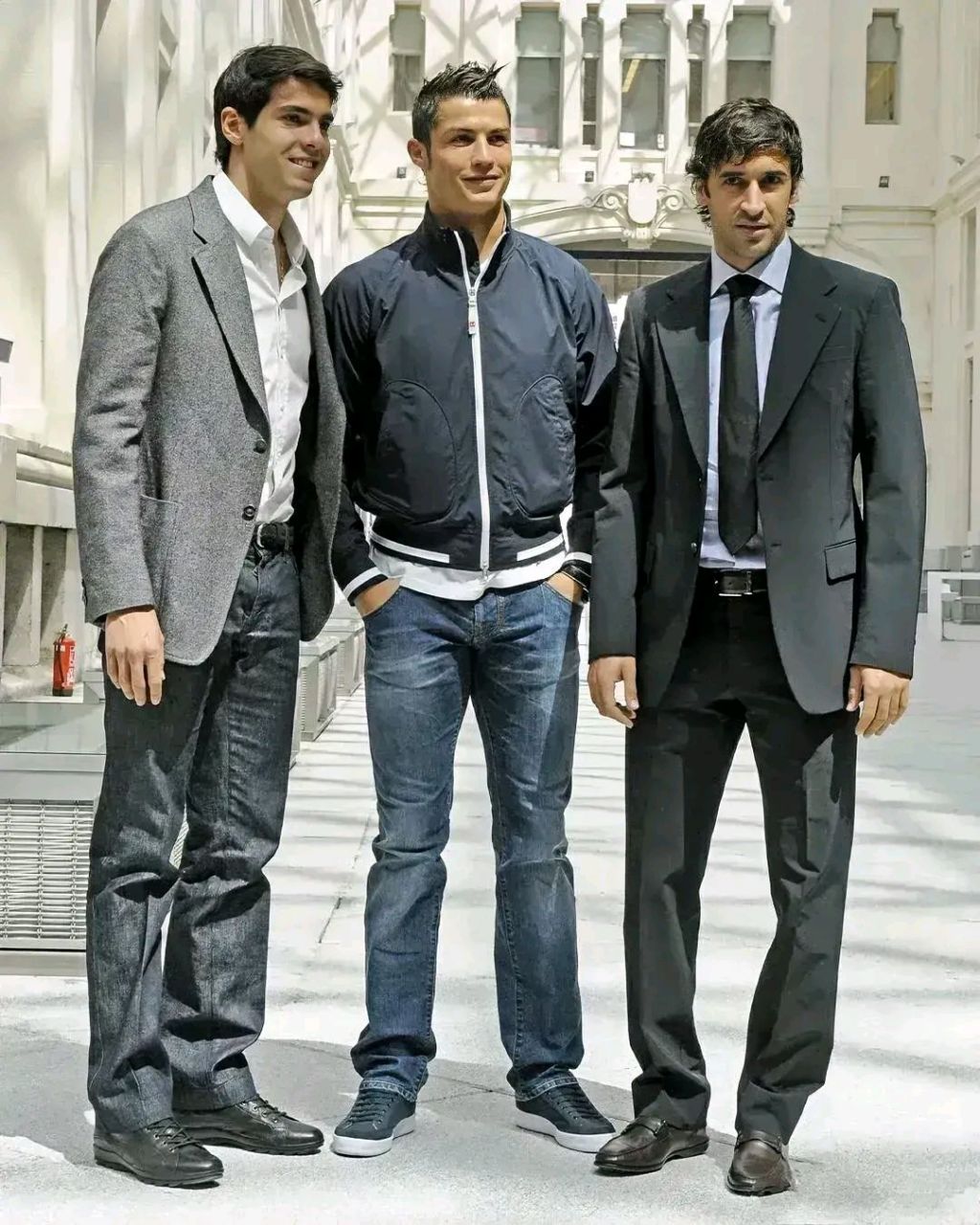 c罗iconicon,卡卡,劳尔3位世界级大球星合影.