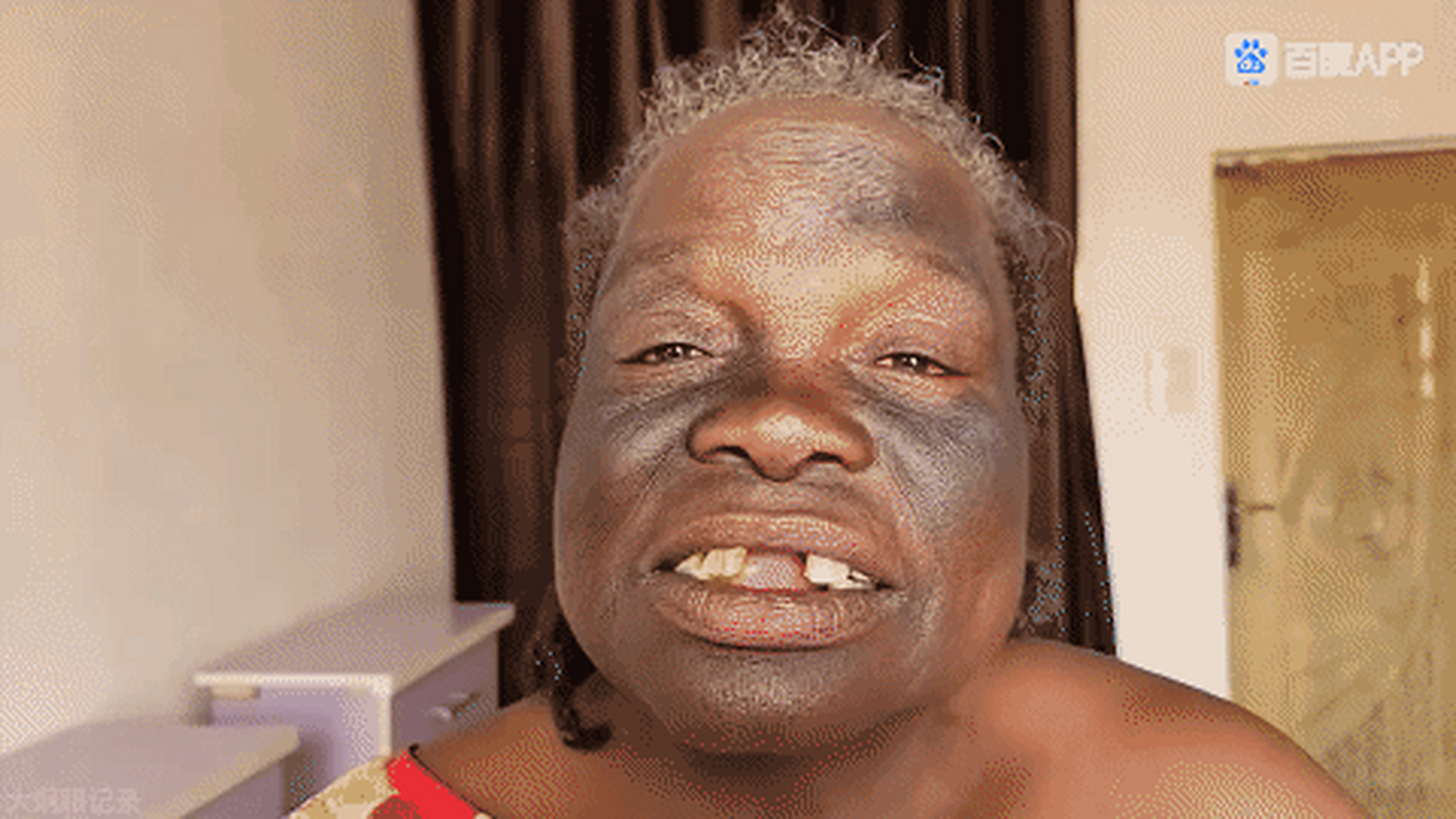 爱美之心人皆有之,50岁的非洲大妈体验化妆效果