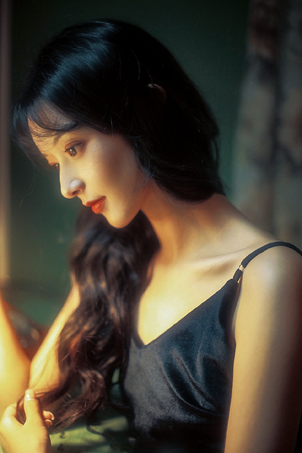 黑色吊带裙美女就是一位极品尤物,冷艳性感的气质有着独特的女人味