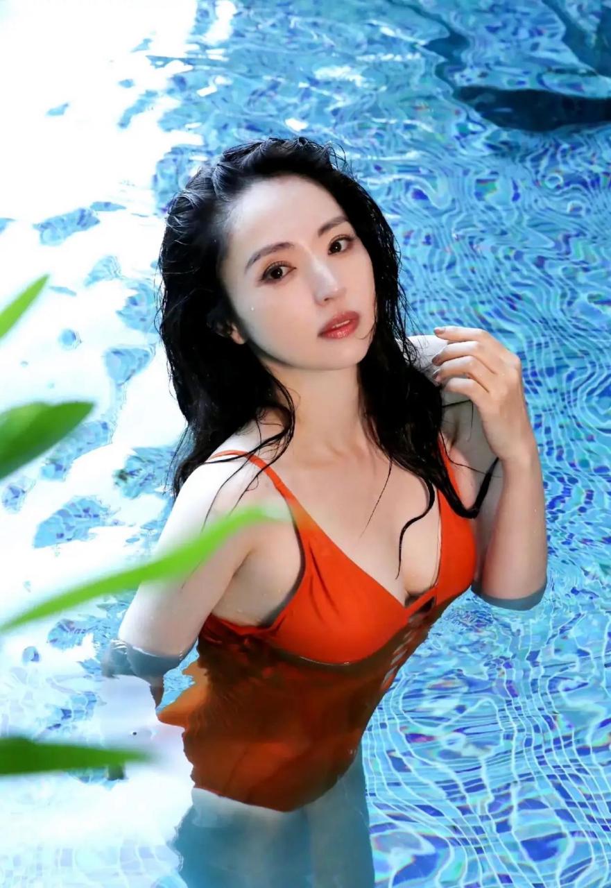 43岁董璇晒泳装照秀辣妈身材,肤白貌美好年轻,零赘肉曲线超养眼#热门
