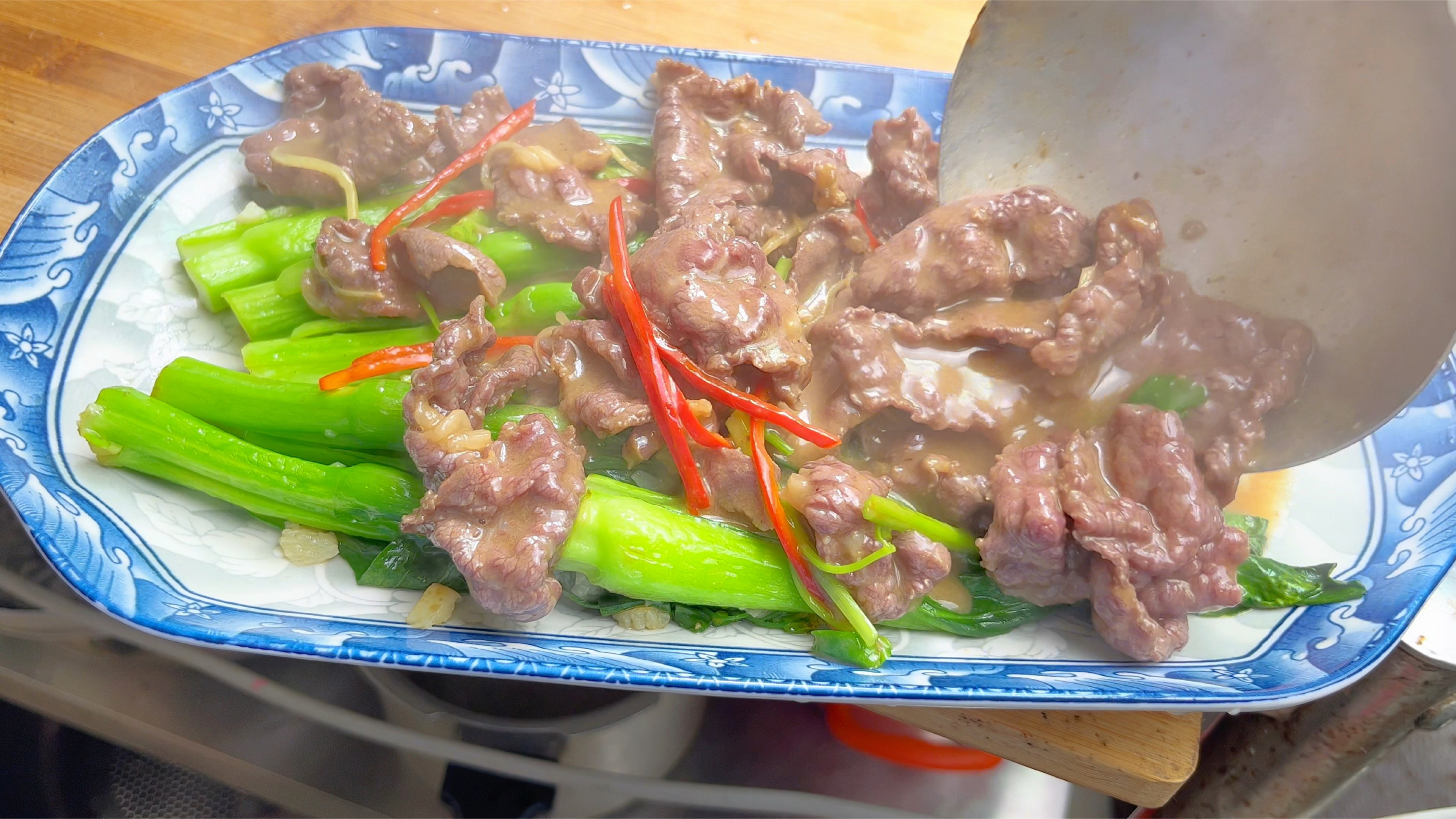 来广东必吃特色小炒:菜心炒牛肉,牛肉嫩滑入味,菜心翠绿爽口