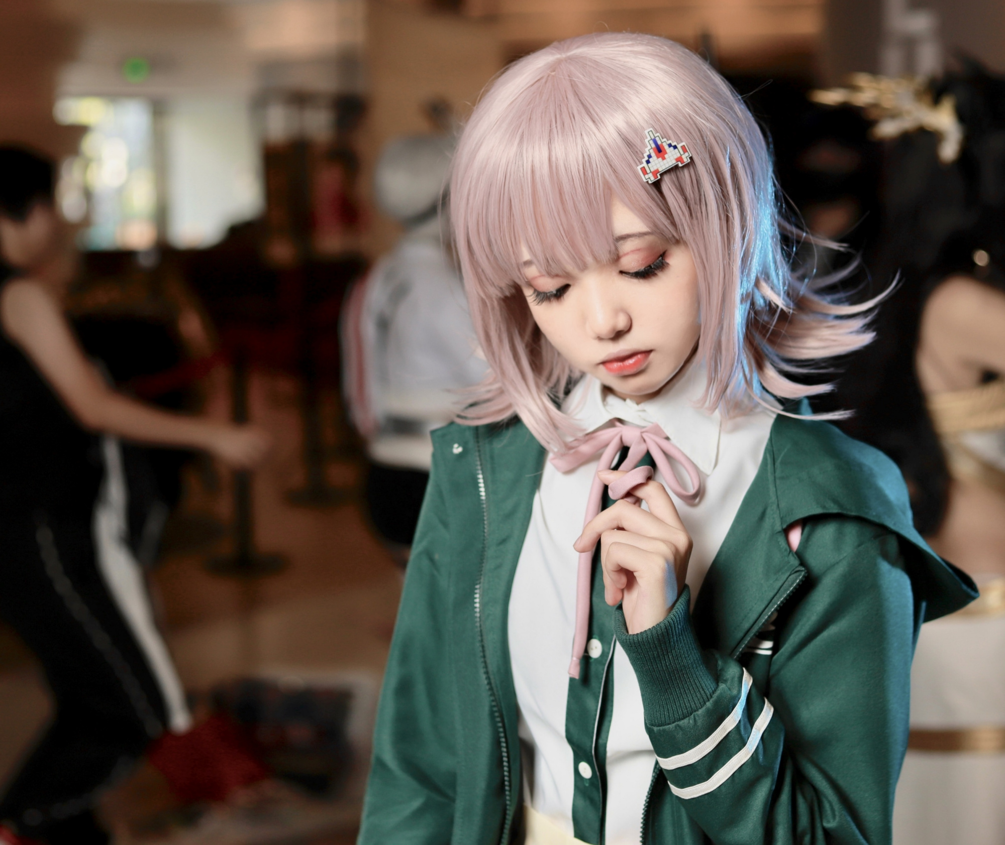 背上粉色小包的七海千秋,被coser小姐姐的可爱治愈了