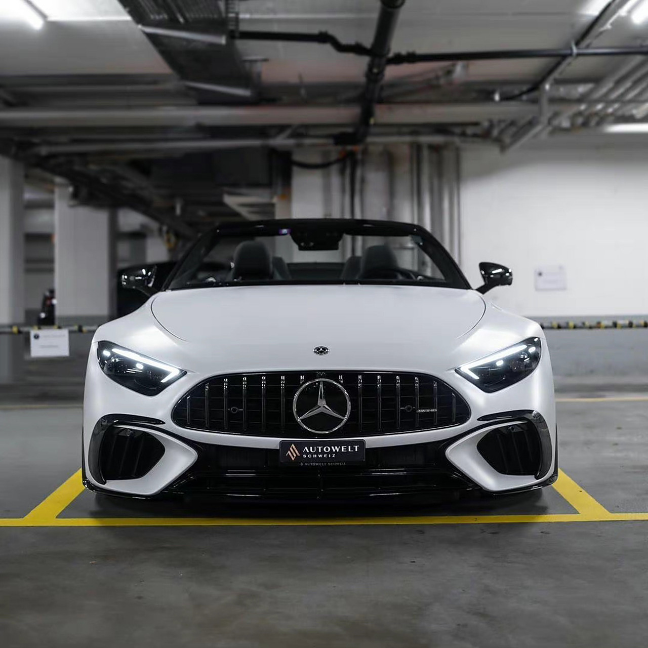 奔驰sl级amg是德国豪华汽车制造商奔驰生产的一款高性能豪华敞篷跑车