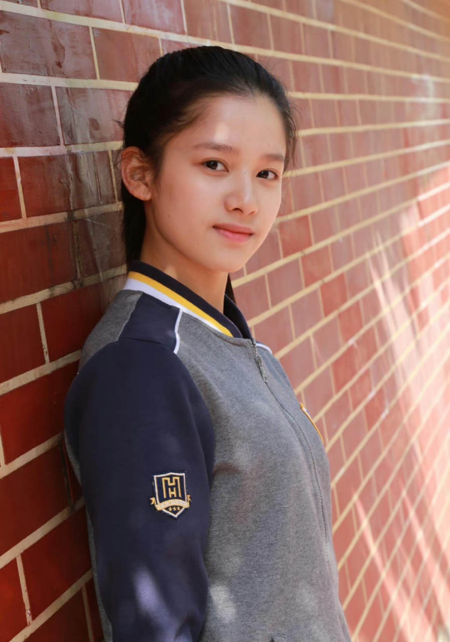 张婧仪高中照片,怎么和现在不一样?[黑线]