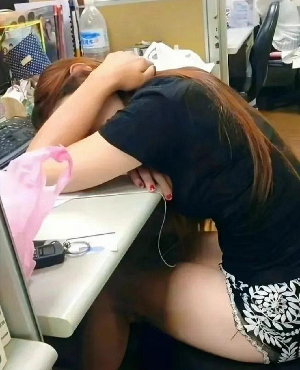 美女# 女同事睡午觉,不知道可流哈喇子?