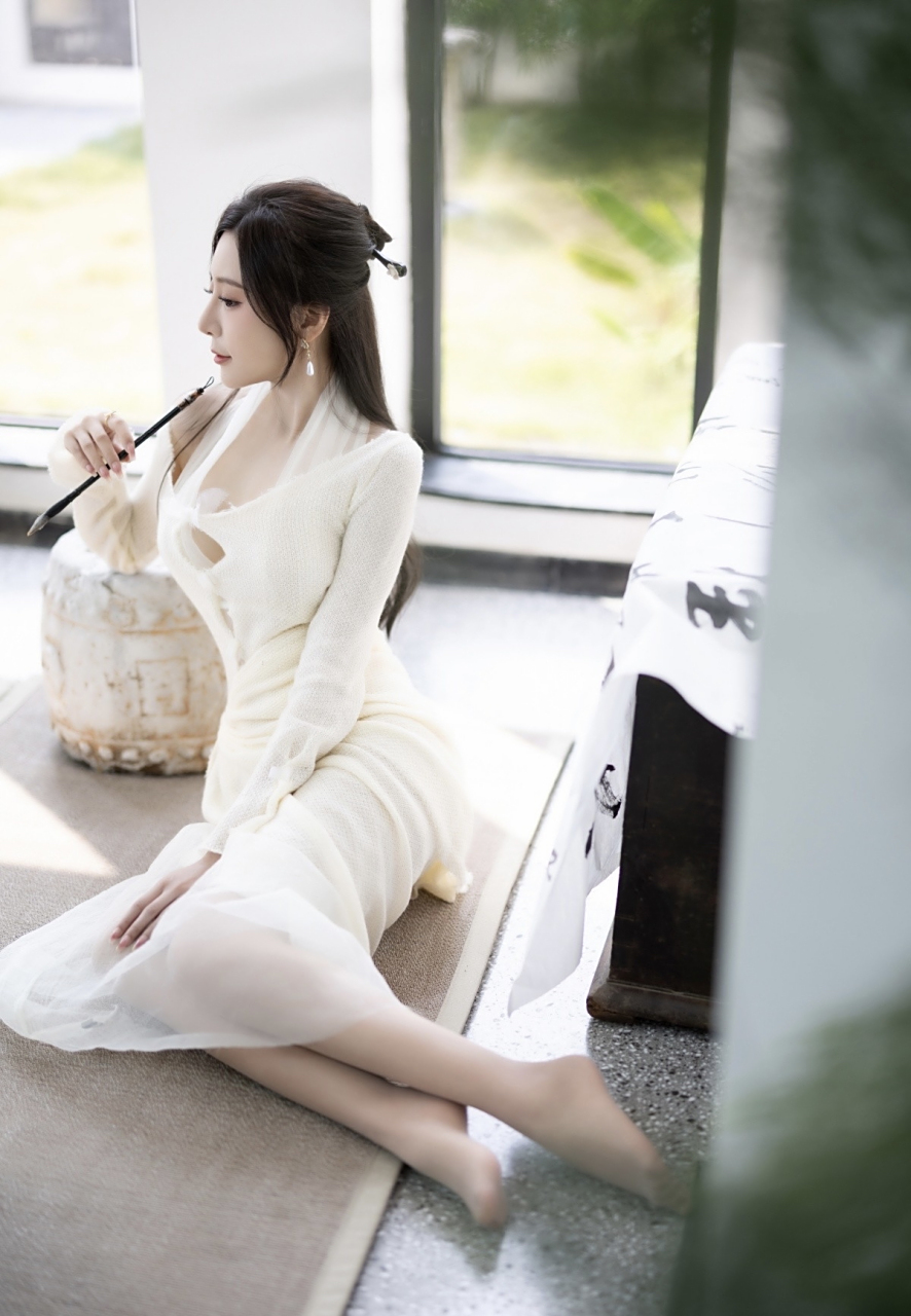 性感白色连衣裙配超薄肉丝秀美腿写真#美女# #模特