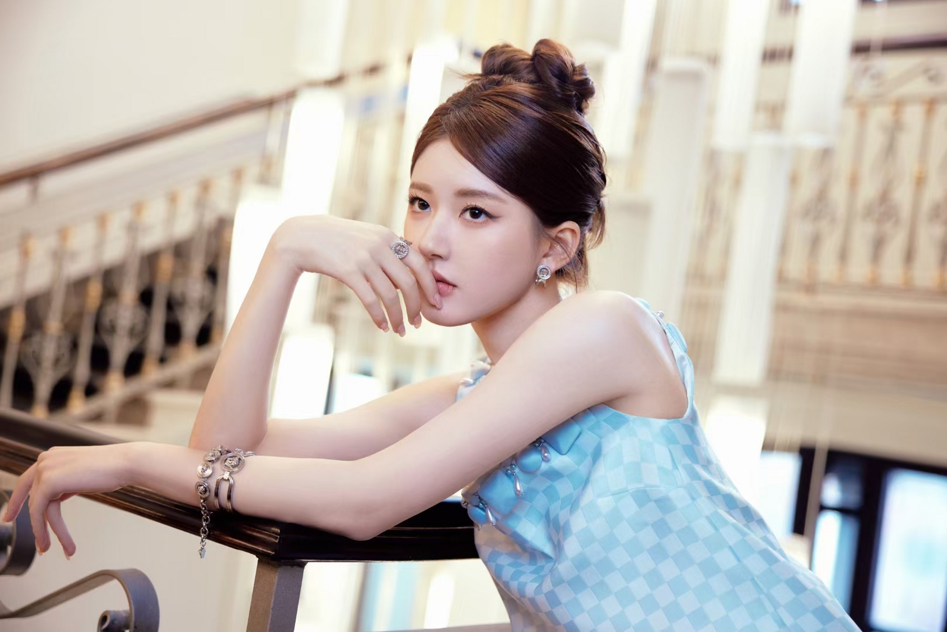 赵露思 70  #米兰时装周 · 『 versace 24春夏时装秀』 步入