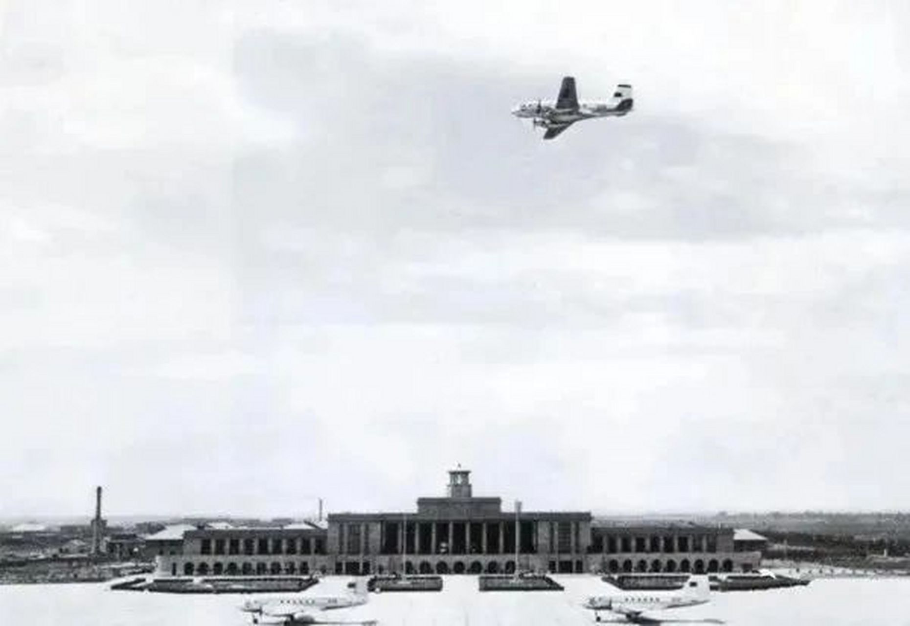 1958年,北京东郊新建成的首都机场,机场投入使用后,成为新中国的第一