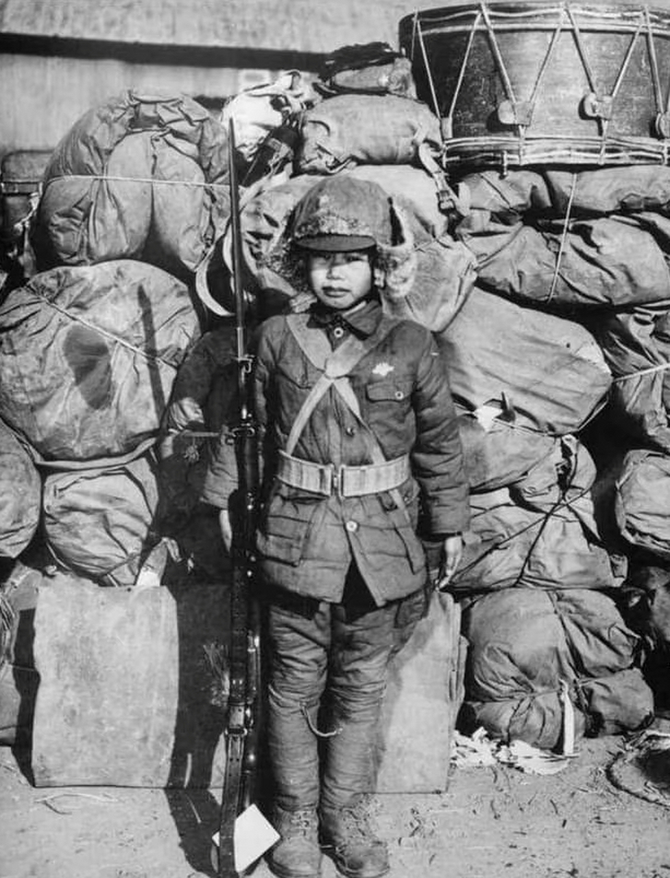 1946年一月.国民党新六军22师抓来的12岁"壮丁"正在看守上海的物资.