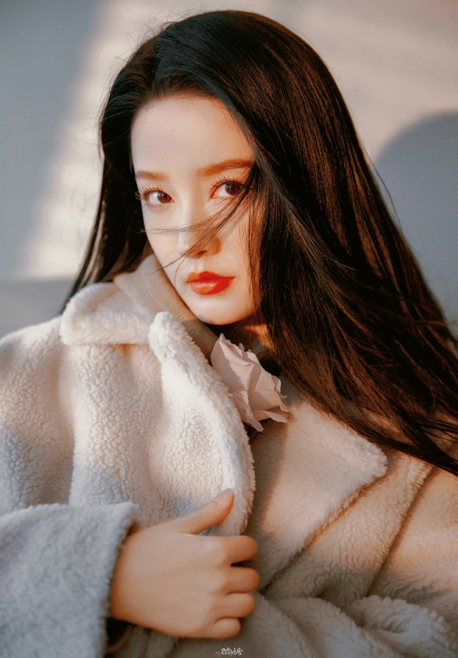 李沁穿大衣好美