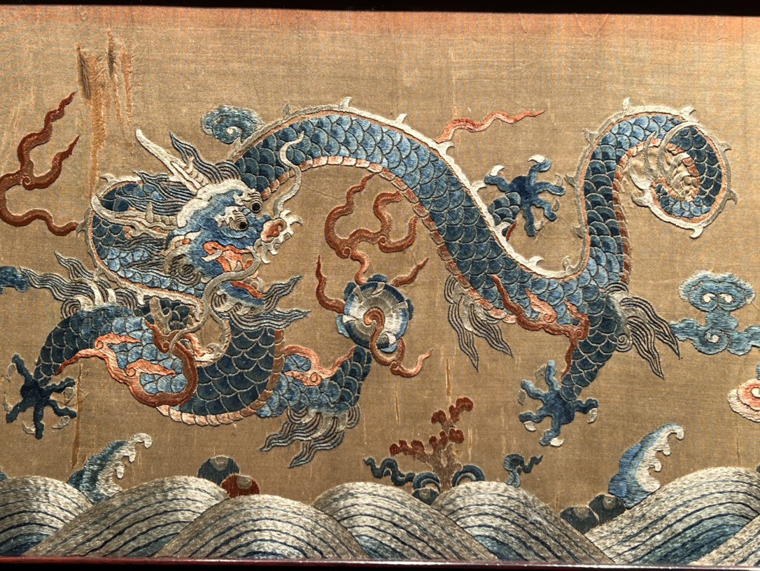 宫廷黄地龙纹刺绣横幅挂屏