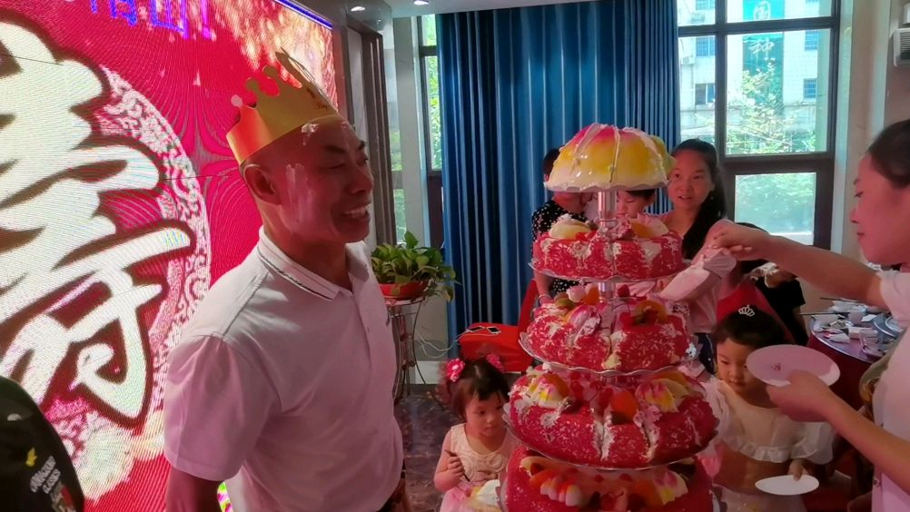 父亲过60岁大寿,被小孩子们涂得满脸蛋糕,笑容满面