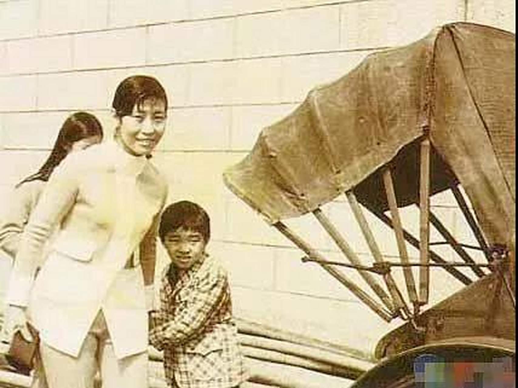 1972年香港街头,10岁的周星驰,姐姐周文姬,妹妹周星霞,母亲凌宝儿,一