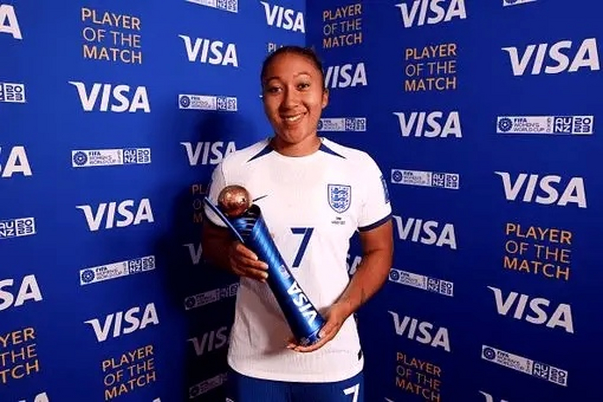 英格兰女足球员劳伦詹姆斯创造纪录,对阵中国女足到场送