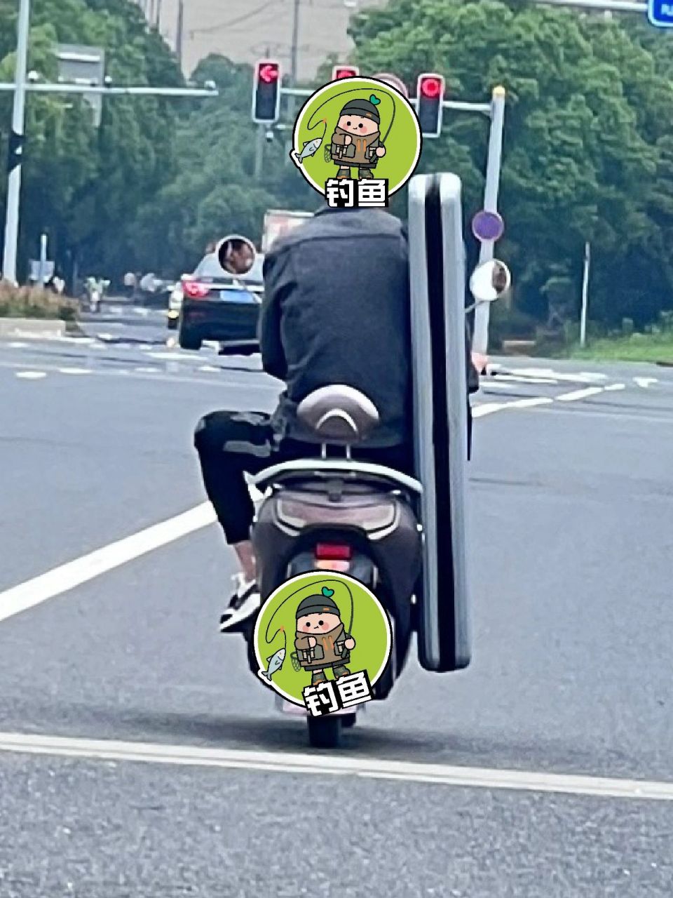 电动车如何带鱼竿,别的钓鱼佬背个包就能走,第一次骑电动车去钓鱼