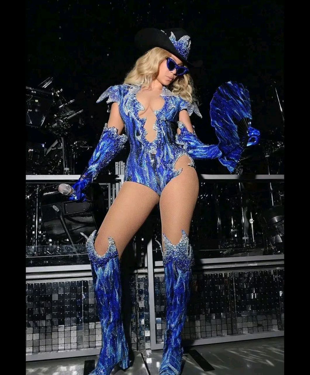 美国著名歌星碧昂丝2023年8月演唱会惊艳造型"亮瞎"全场.