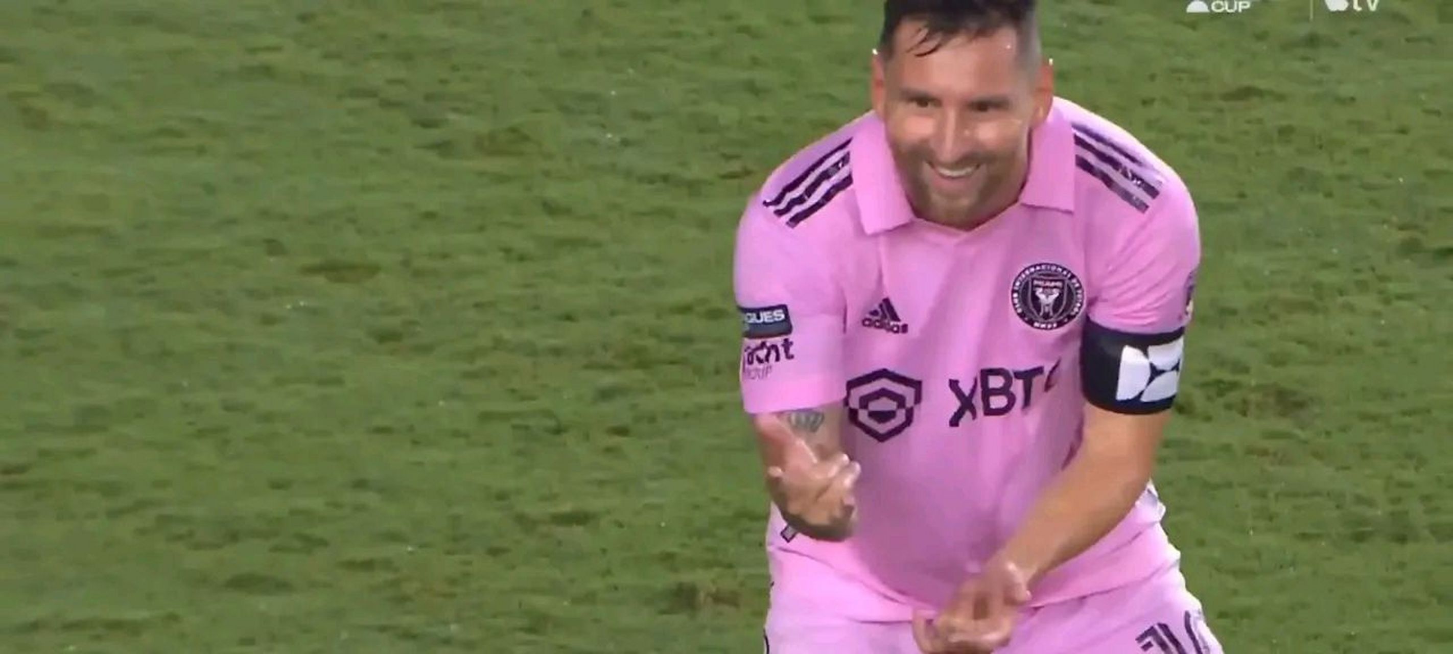 梅西庆祝手势又添一项,比赛89分钟,梅西终于破门,接队友传中破门,梅西