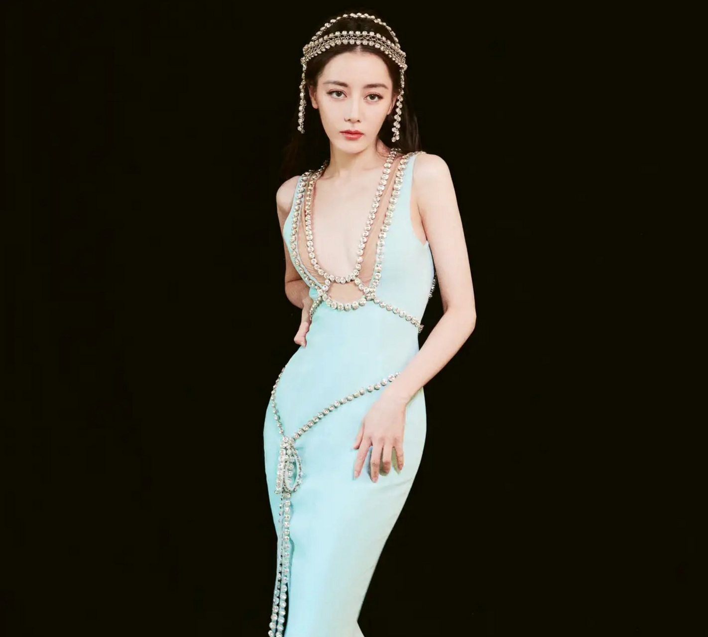 迪丽热巴时尚芭莎年度派对,蓝色鱼尾裙好像刚出水的美人鱼  迪丽热巴