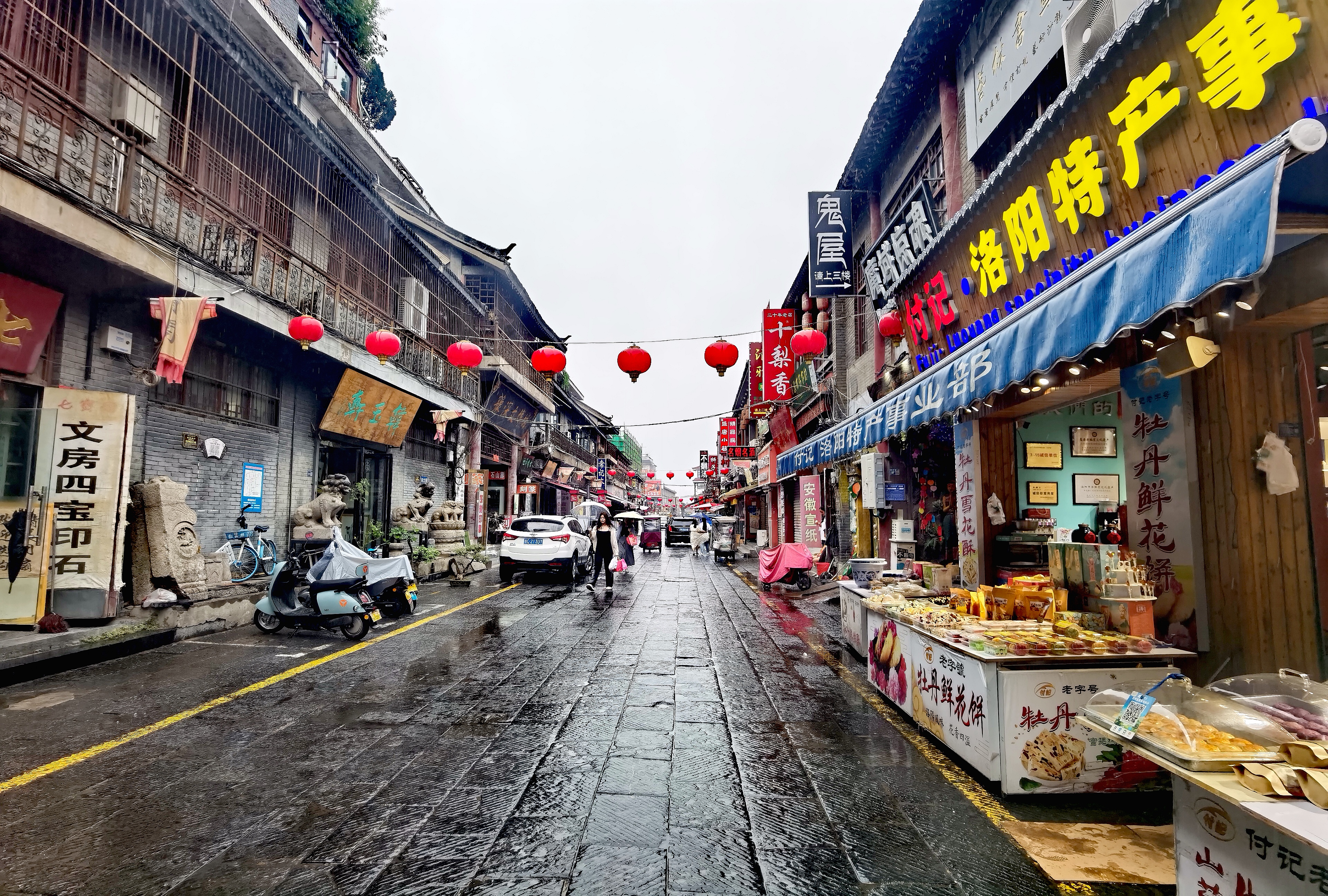 雨中漫步洛阳老城西大街,感受历史文化古街的与众不同