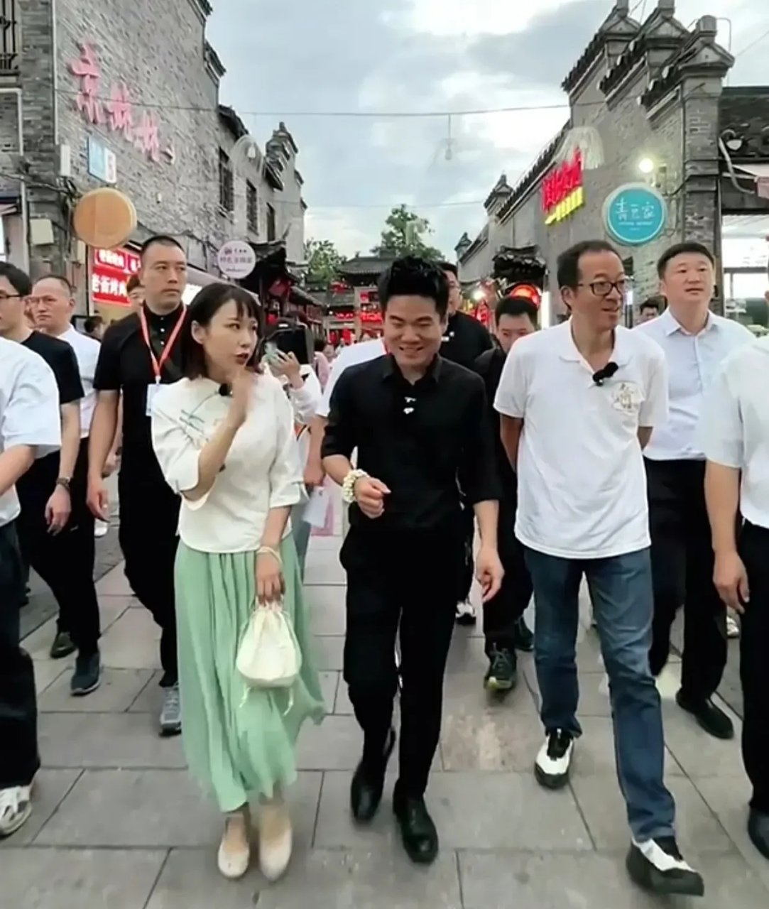 董宇辉遇到导游小姐姐竟是翠花!