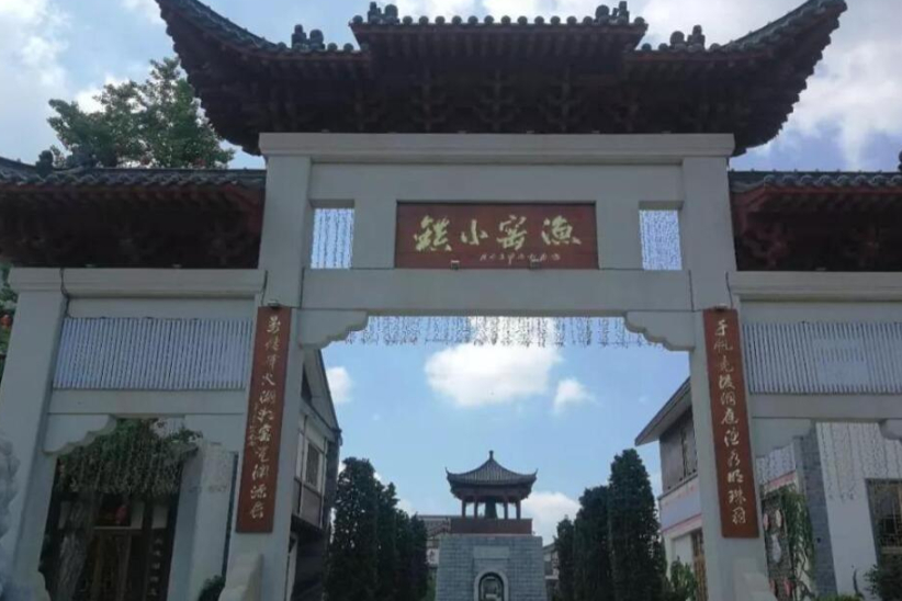 渔窑小镇是湖南湘阴县的一个仿古建筑"古镇",位于洋沙湖旅游景区,距离