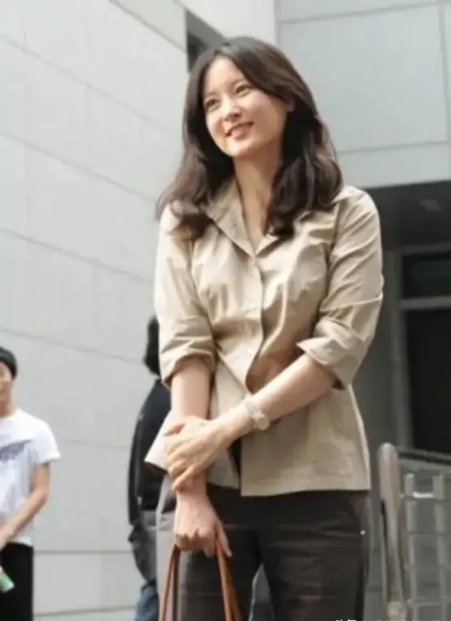 李英爱不愧是女神,自然老去真实的颜值,一颦一笑散发出来的气质比