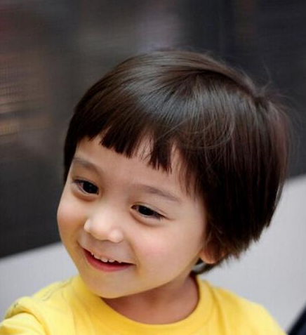 4岁小女孩发型 中发图片