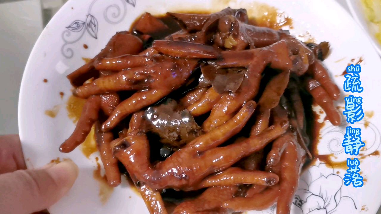落落做的晚餐:红烧鸡爪,俩素菜一份水果和汤,也算清淡且丰盛了