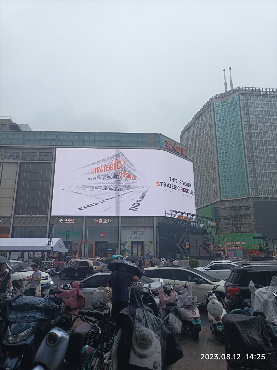 街拍艺术# 郑州亚细亚重新开业,真是人山人海啊,不过确实很好玩.