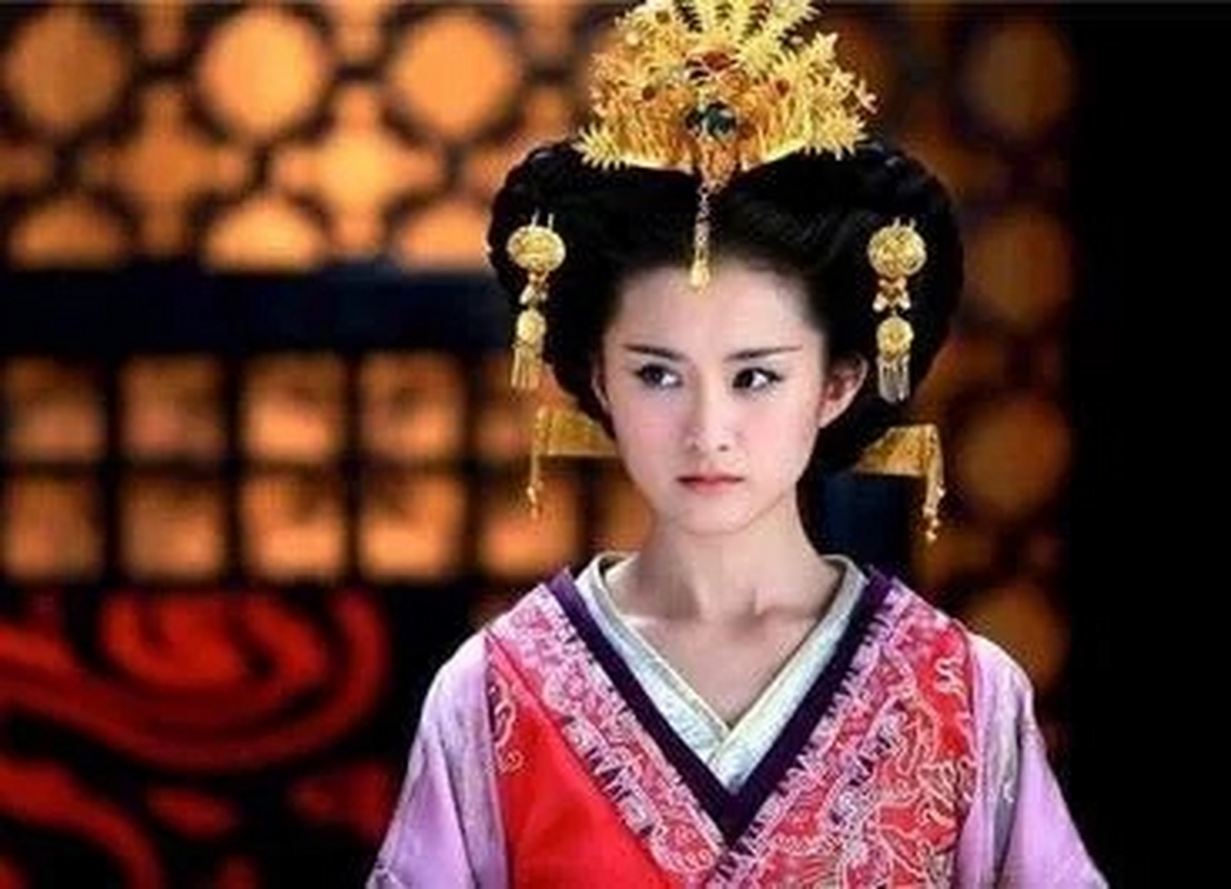 550年,醉熏熏的高洋皇帝,摇摇晃晃地来到岳母家,岳母赶忙起身相迎.