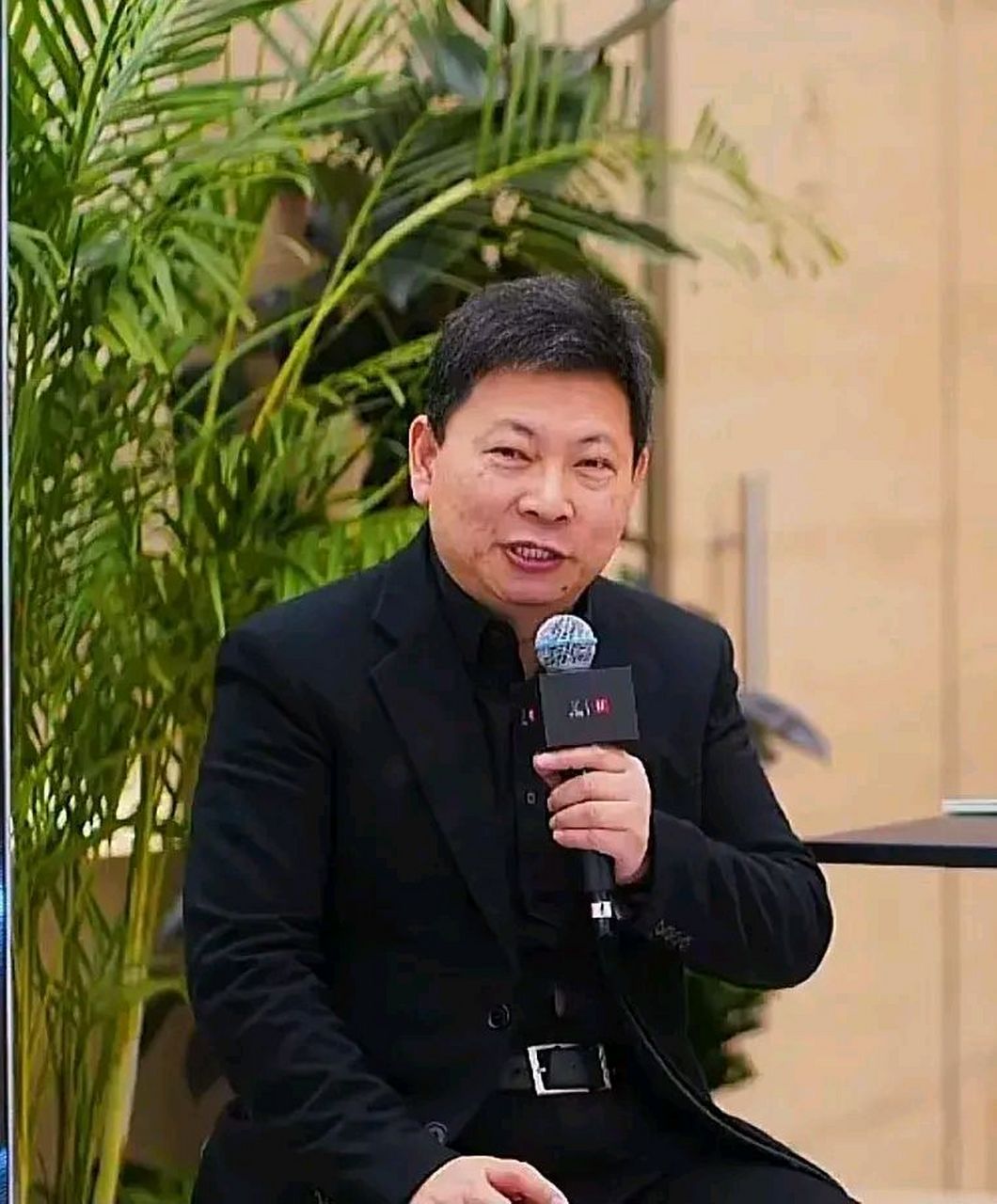 嘴哥余承东要把华为标挂在问界汽车上, 任总和小徐总都不同意, 还形成