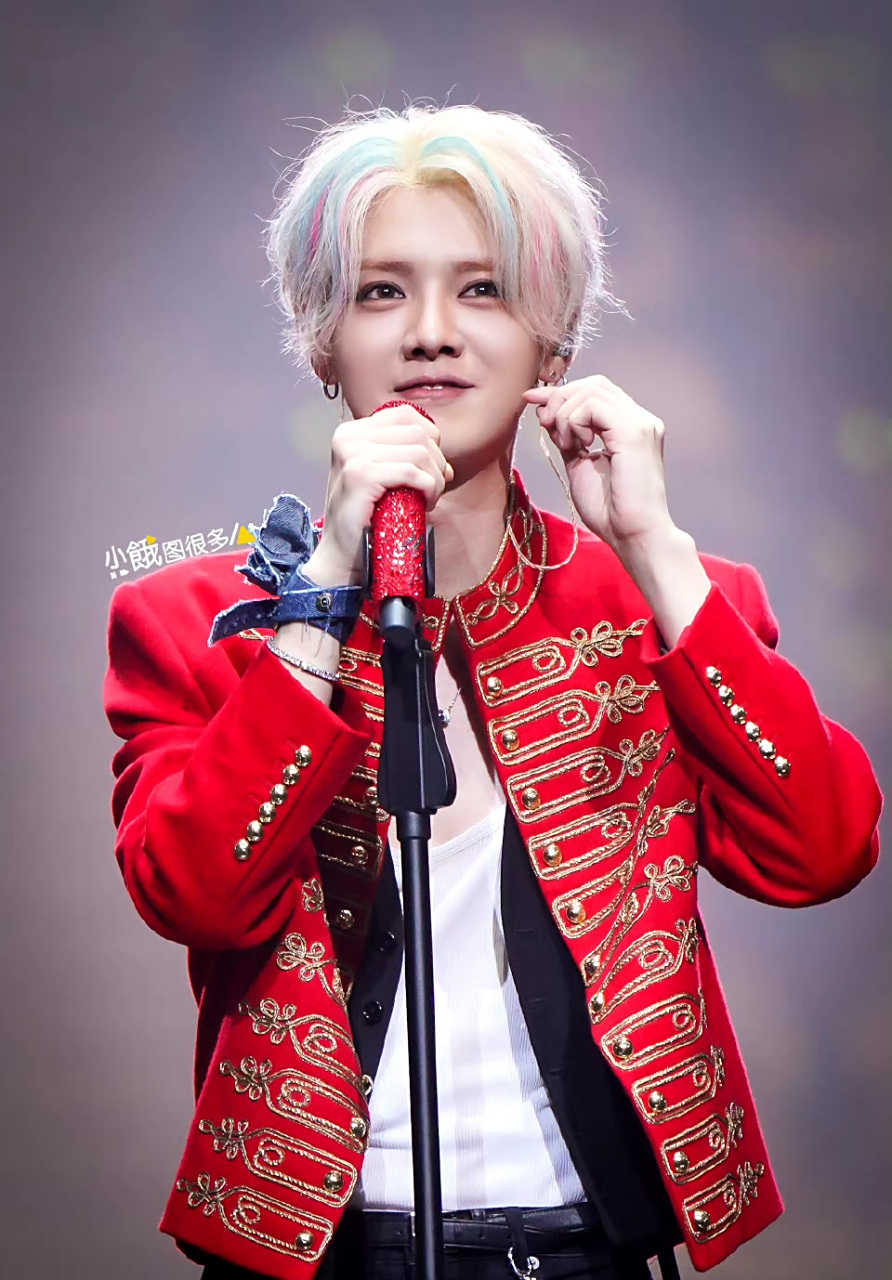 鹿晗染了彩色头发,好看吗?