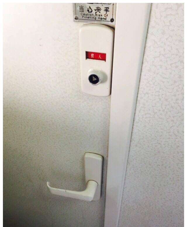 妻子在火车卫生间凭空消失,丈夫报警,竟在铁轨上发现尸首