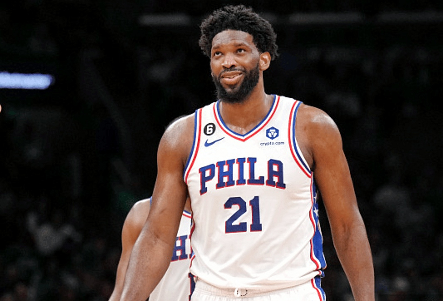 恩比德是站在三分线外而立棍单打的唯一的中锋.