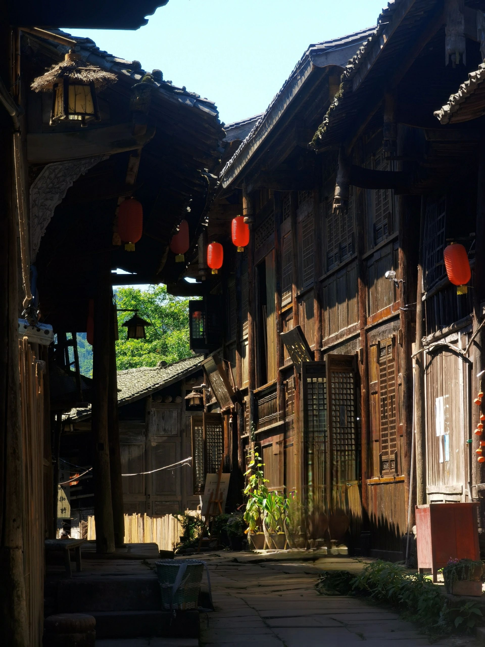 夏日阳光下的望鱼古镇.