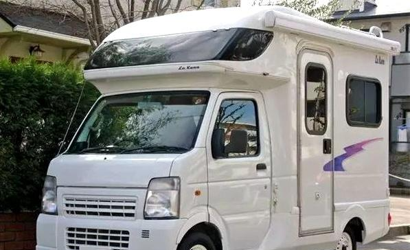 铃木浪迪房车,摩托车排量,油耗4升,车内装修豪华,睡两人不挤