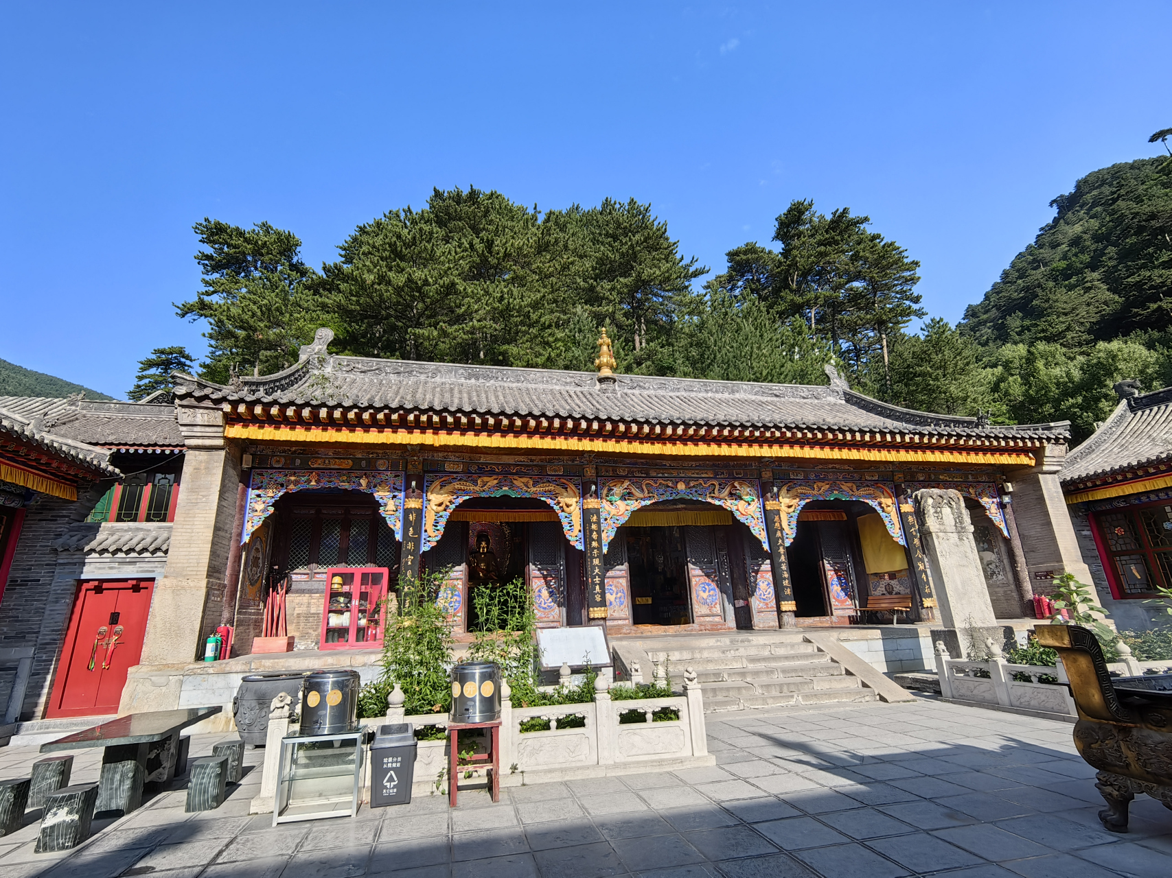 号称五台山章嘉五处之一的镇海寺,位于五台山大白塔为中心的台环寺庙