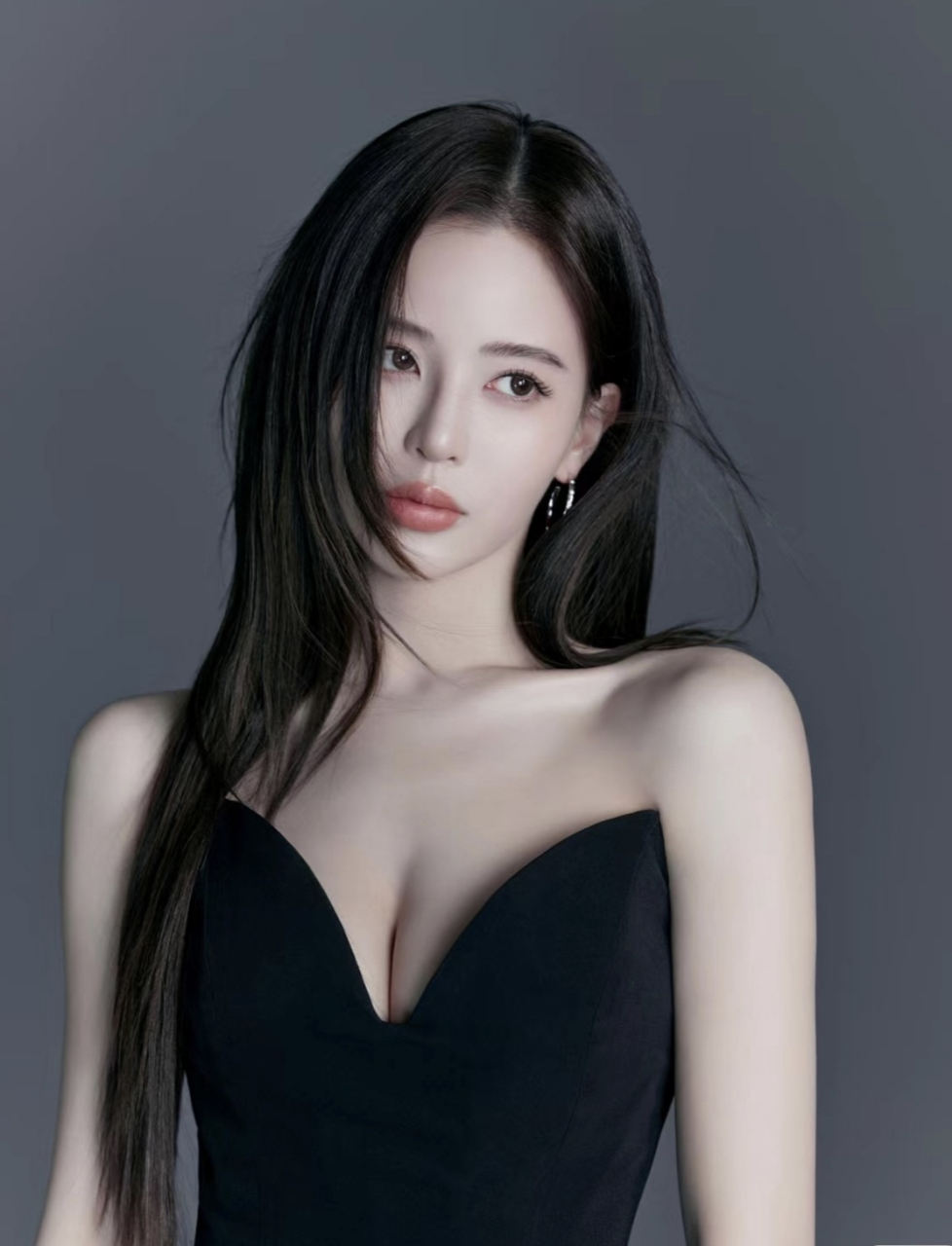 演员温心,身穿黑色3d抹胸礼服连衣裙,性感高雅,时尚迷人!