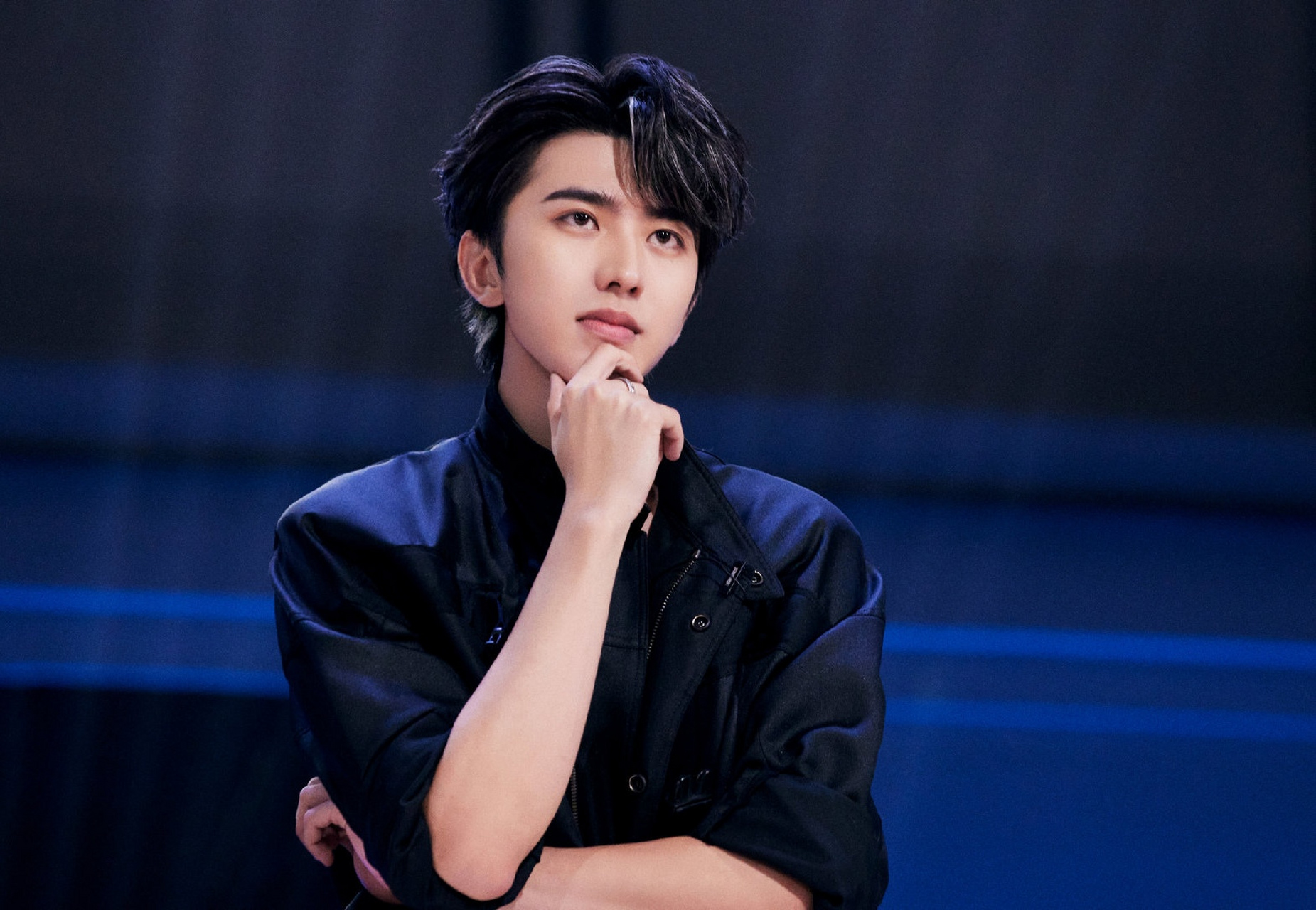 蔡徐坤在节目中的穿搭造型,无论是廓形的t恤衫,还是皮革材质的夹克